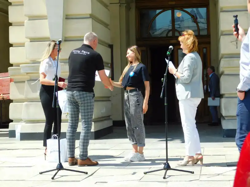 Jerusalema Dance Challenge przed sądeckim ratuszem