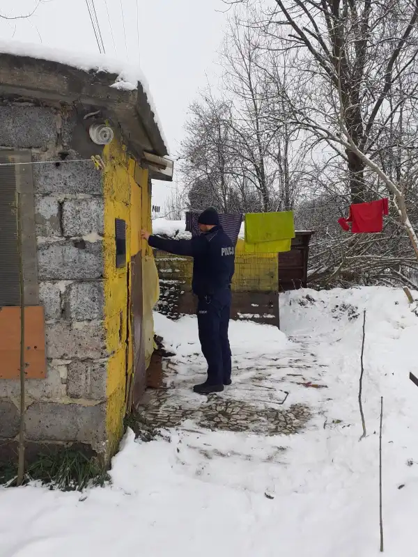 Jeden telefon może uratować życie. Zimowy apel sądeckiej policji