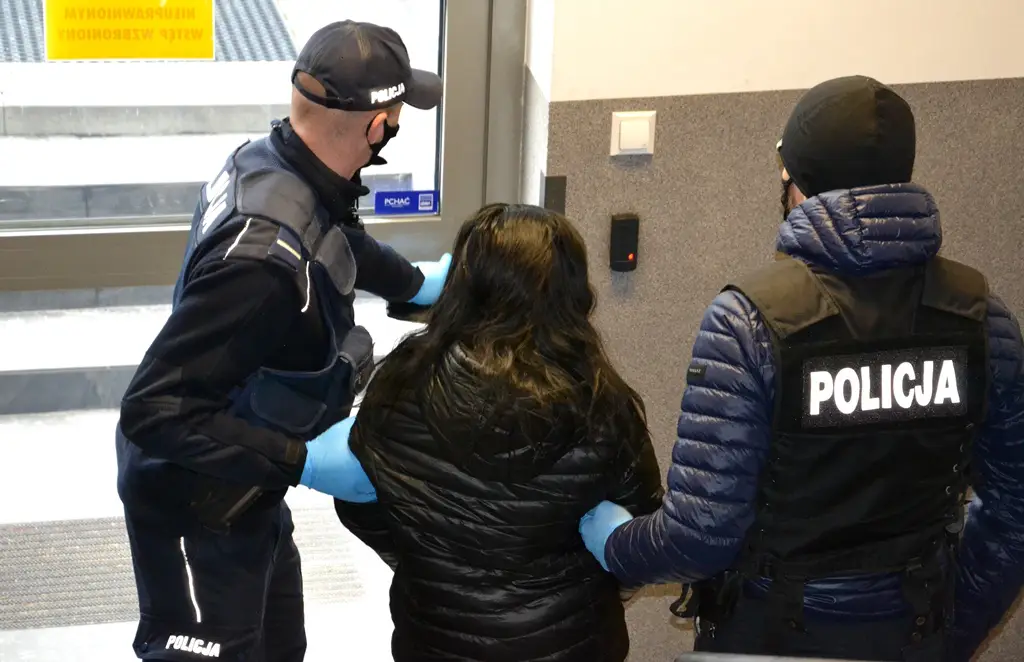 26 latka kradła perfumy w sądeckich drogeriach. Pracownik ochrony złapał ją na gorącym uczynku