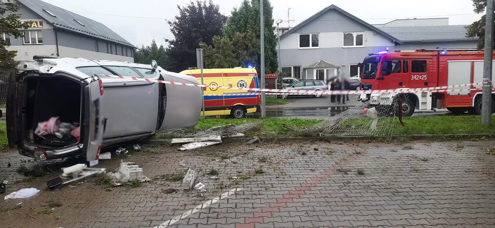 Nowy Sącz: Kolizja na ul. Jana Pawła II. Jeden z pojazdów dachował