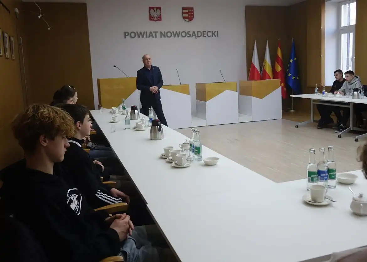 Ósmoklasiści ze Świniarska poznają tajniki samorządu powiatowego