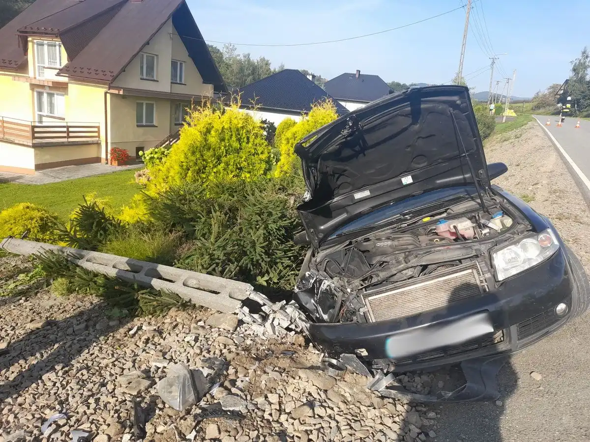 Wypadek w Olszanie: samochód osobowy uderzył w słupa. Poszkodowany kierowca trafił do szpitala