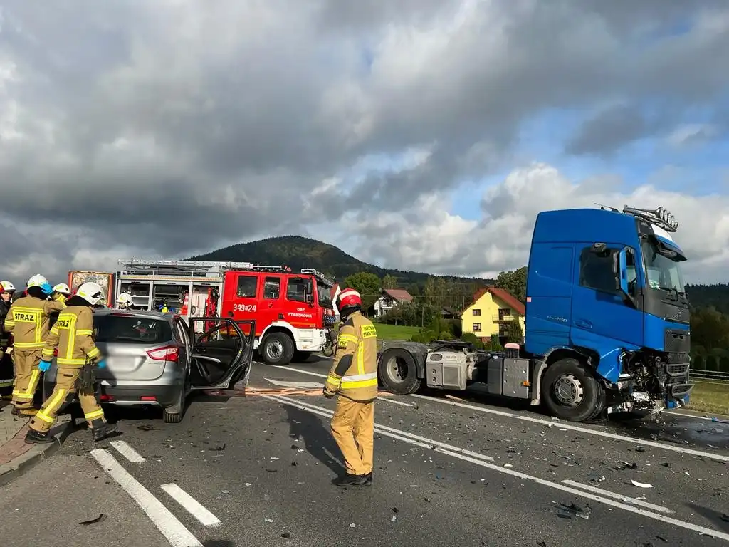 Poważny wypadek na dk 28 w Ptaszkowej. 3 osoby zabrane do szpitala