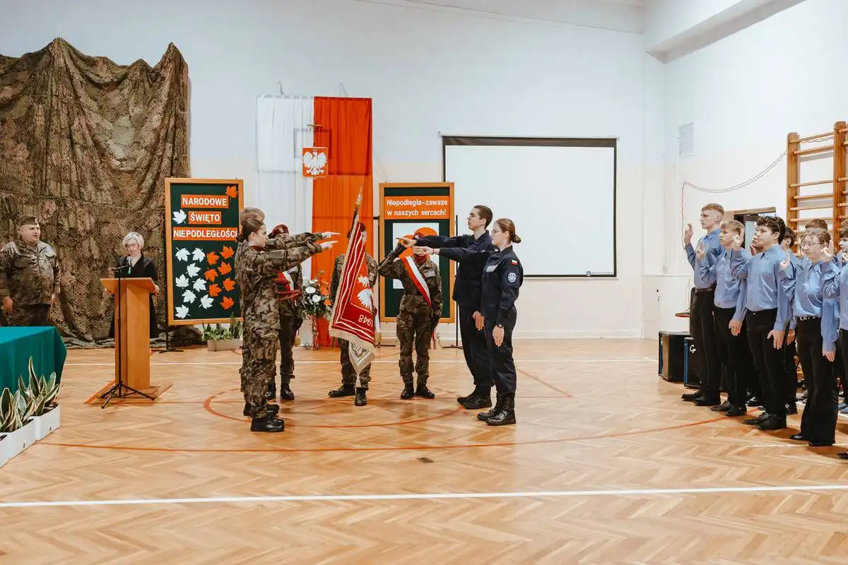 Ślubowanie klas mundurowych w Tymbarku. Uczniowie rozpoczęli ważny etap swojej edukacji