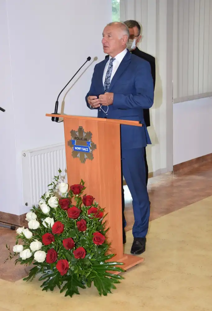 Starosta nowosądecki uhonorował zasłużonych funkcjonariuszy Policji Srebrnym Jabłkiem Sądeckim