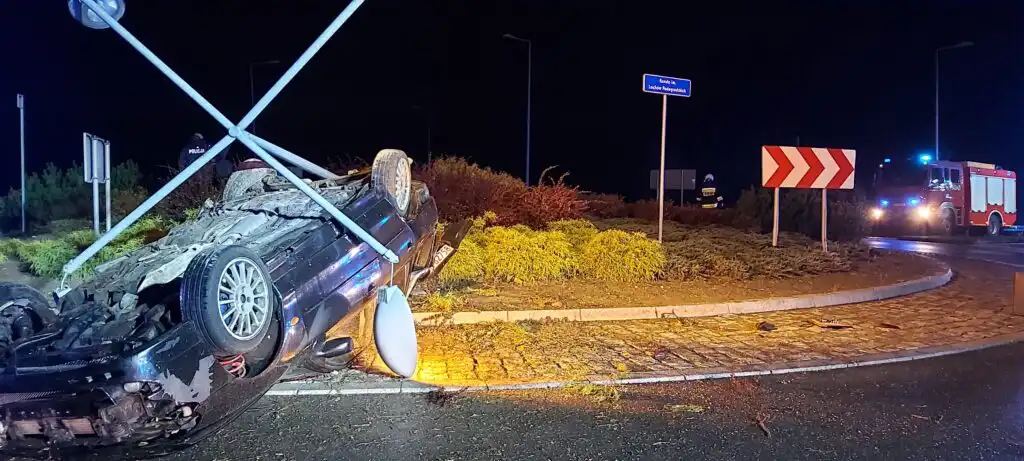 Wypadek w Naszacowicach. Dachowała osobówka. Kierowcy nie było na miejscu zdarzenia