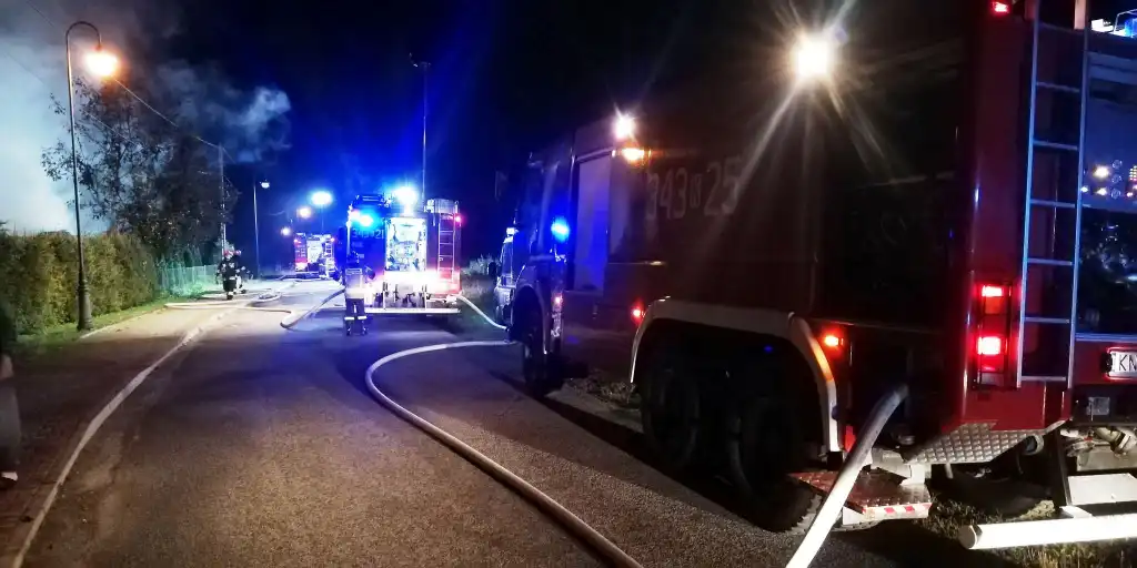 W Miliku spłonął drewniany garaż. Zagrożony rozprzestrzenieniem się ognia był dom