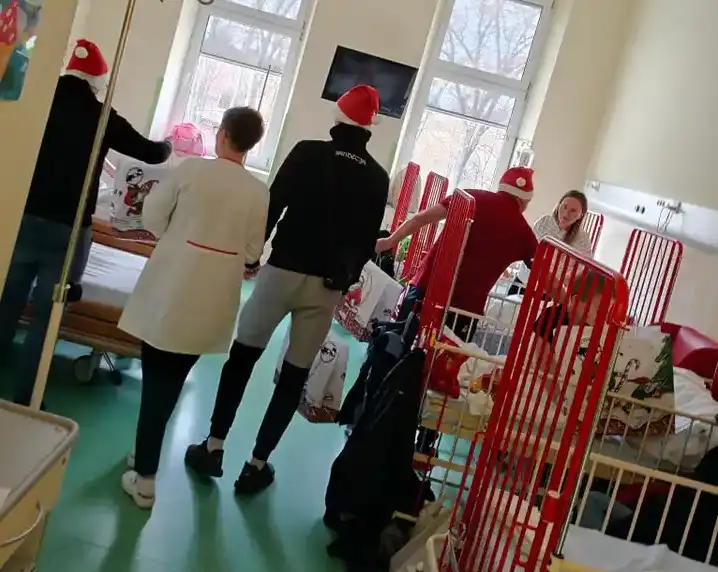 Mikołajki pełne radości w nowosądeckim szpitalu. Kibice Razem Sandecja obdarowali dzieci prezentami