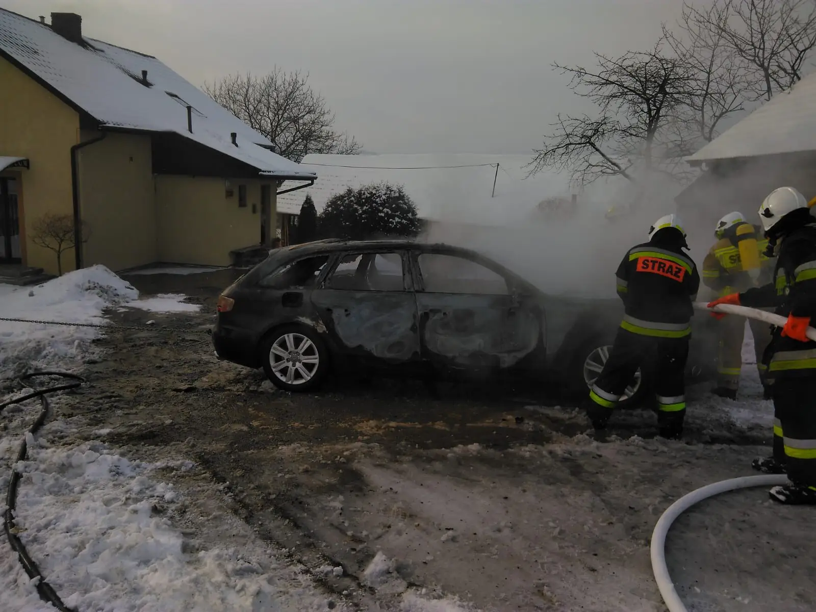 Łącko: zapalił się samochód zaparkowany w garażu