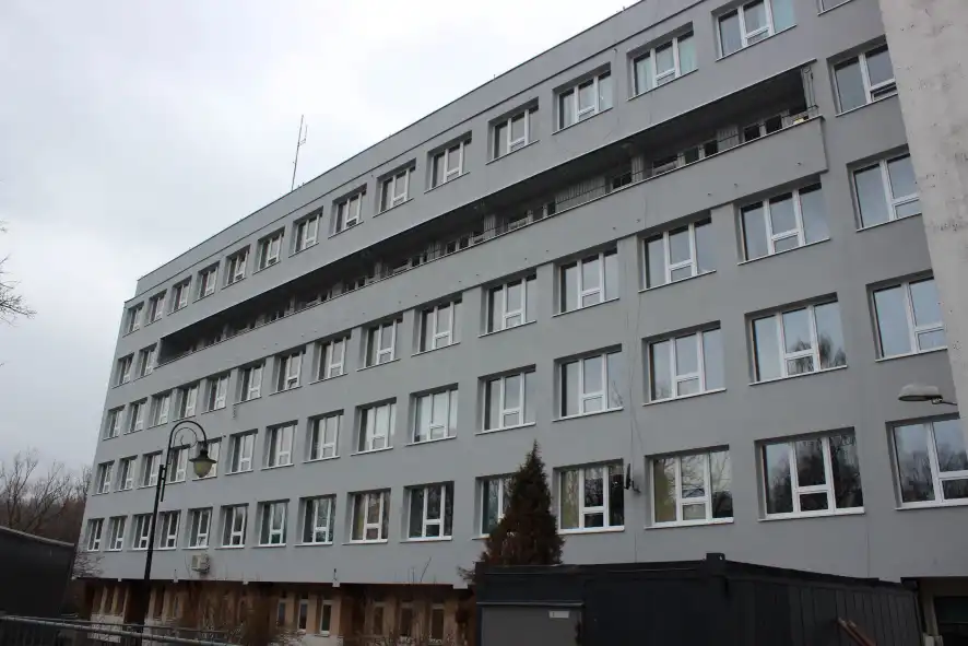 Postępują prace związane z termomodernizacją budynku limanowskiego Szpitala
