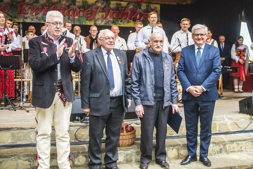 Niedzielne obchody Święta Kwitnącej Jabłoni w Łącku