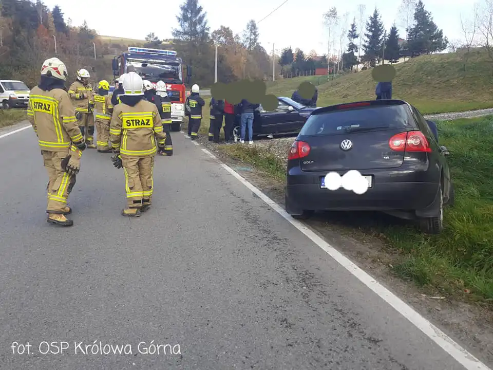 Królowa Górna: dwa samochody wypadły z drogi