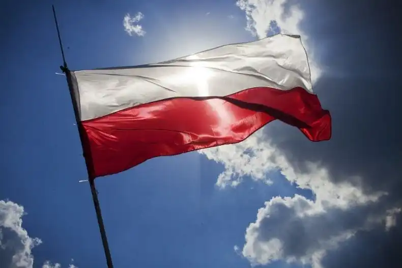 Niepodległa do hymnu!