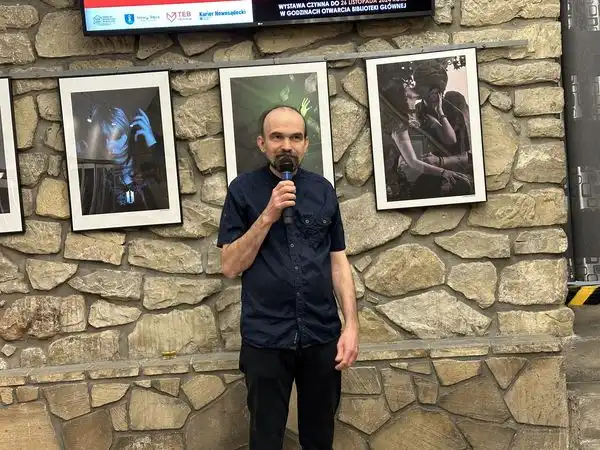 „Różne punkty widzenia”. Fotograficzna podróż przez wyjątkową wystawę w Sądeckiej Bibliotece Publicznej