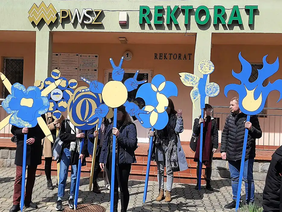 Kwiaty dla Ukrainy - akcja artystyczna studentów PWSZ