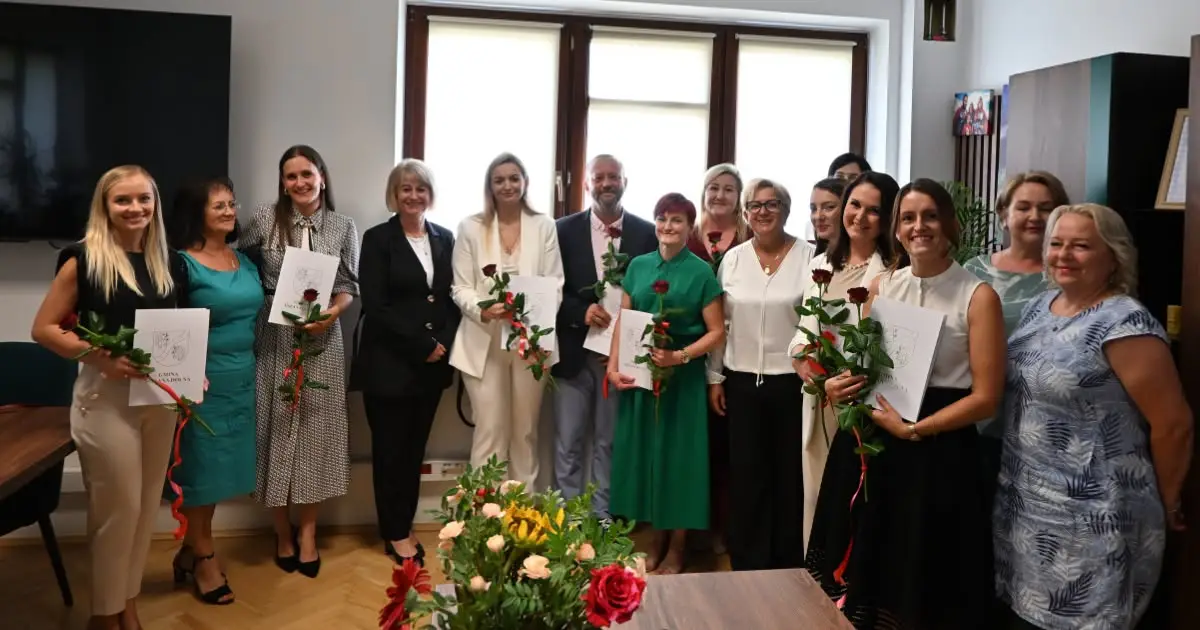 Zdali egzaminy i awansowali. 13 nauczycieli z gminy Mszana Dolna z nowym stopniem