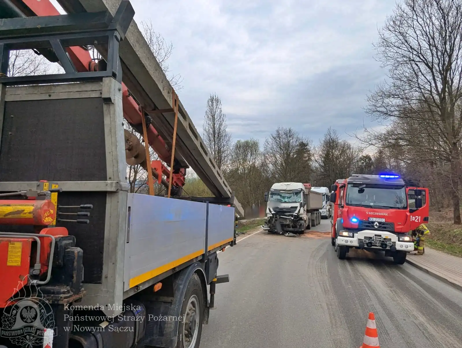 Wypadek w Rdziostowie. Zderzyły się dwie ciężarówki. Jedna osoba ranna