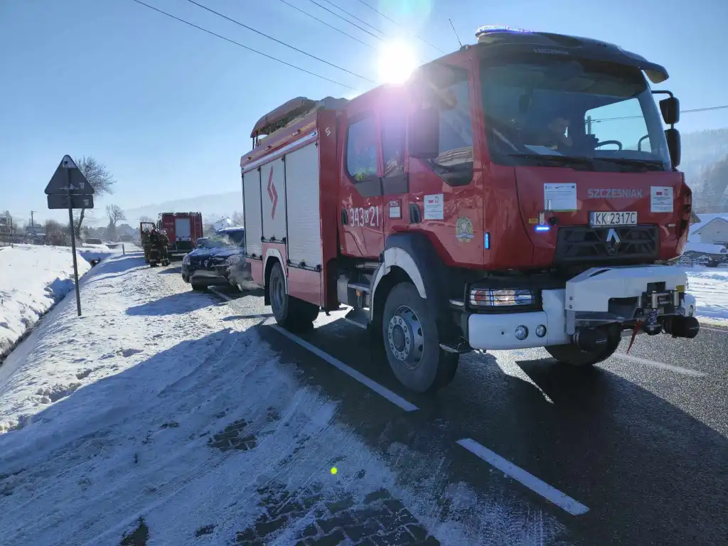 Kolizja dwóch samochodów osobowych na DK75 w Nowej Wsi. Jedna osoba trafiła do szpitala