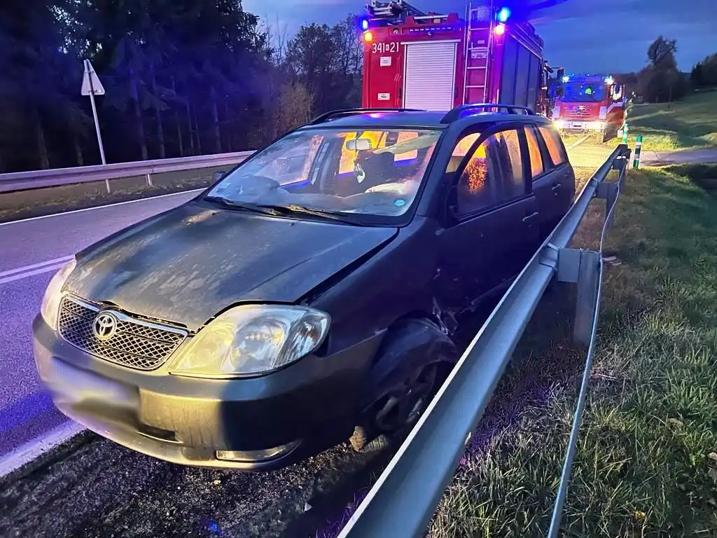 Kolizja w Cieniawie. Z osobówki "wyrwało" koło