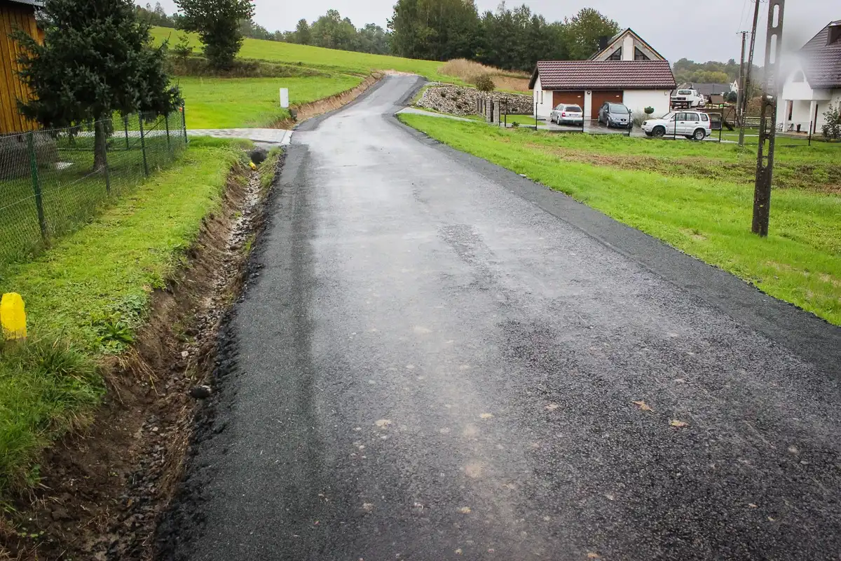 Blisko 300 tysięcy złotych na drogi w Gminie Bobowa. Kolejne inwestycje zakończone