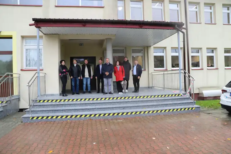 Nowe, bezpieczne schody w szkołach Gminy Limanowa