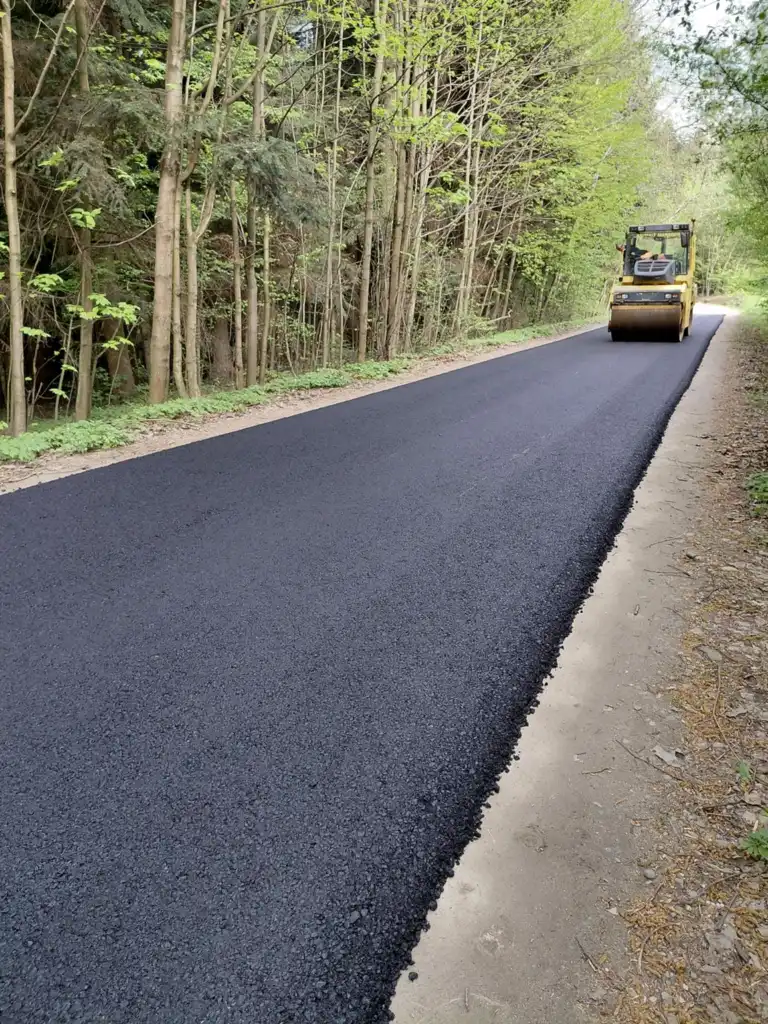 Nowa nawierzchnia na trasie Rożnowice – Ołpiny. Prace w toku