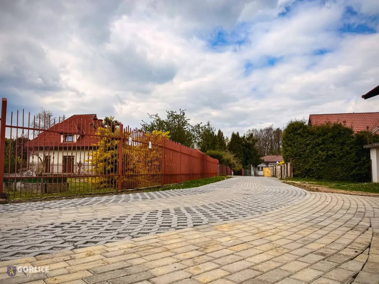 Ulica Węgierska boczna po remoncie. Nowa nawierzchnia już gotowa