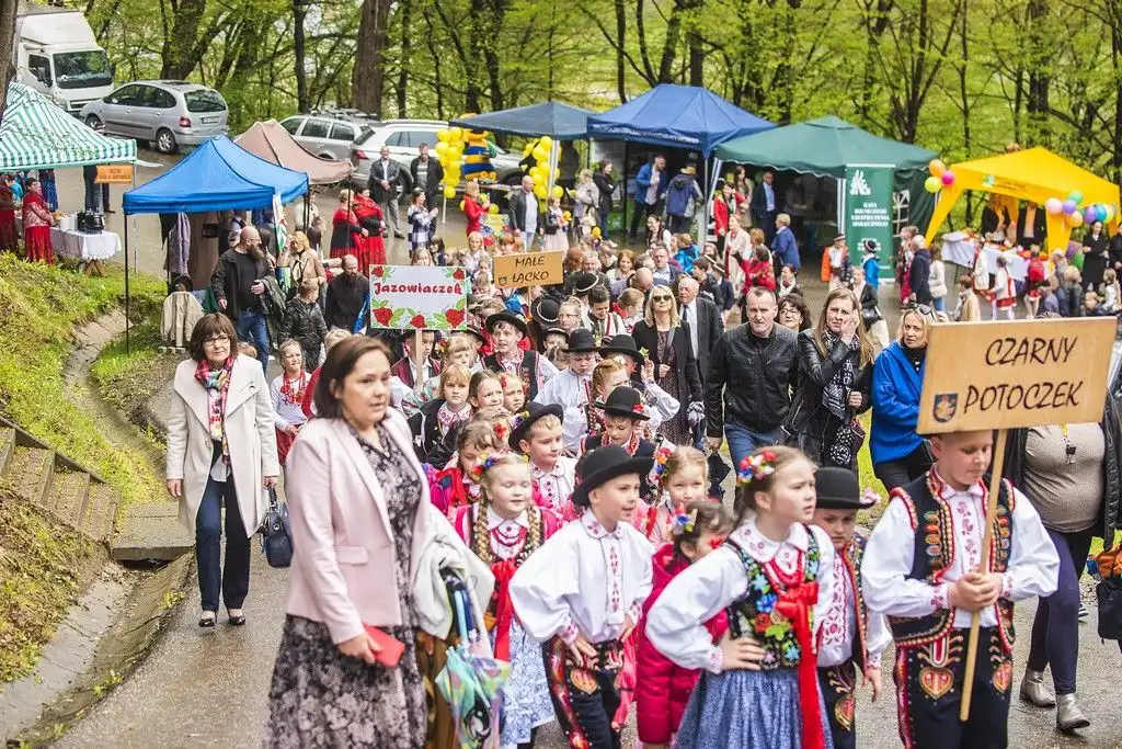 Niedzielne obchody Święta Kwitnącej Jabłoni w Łącku
