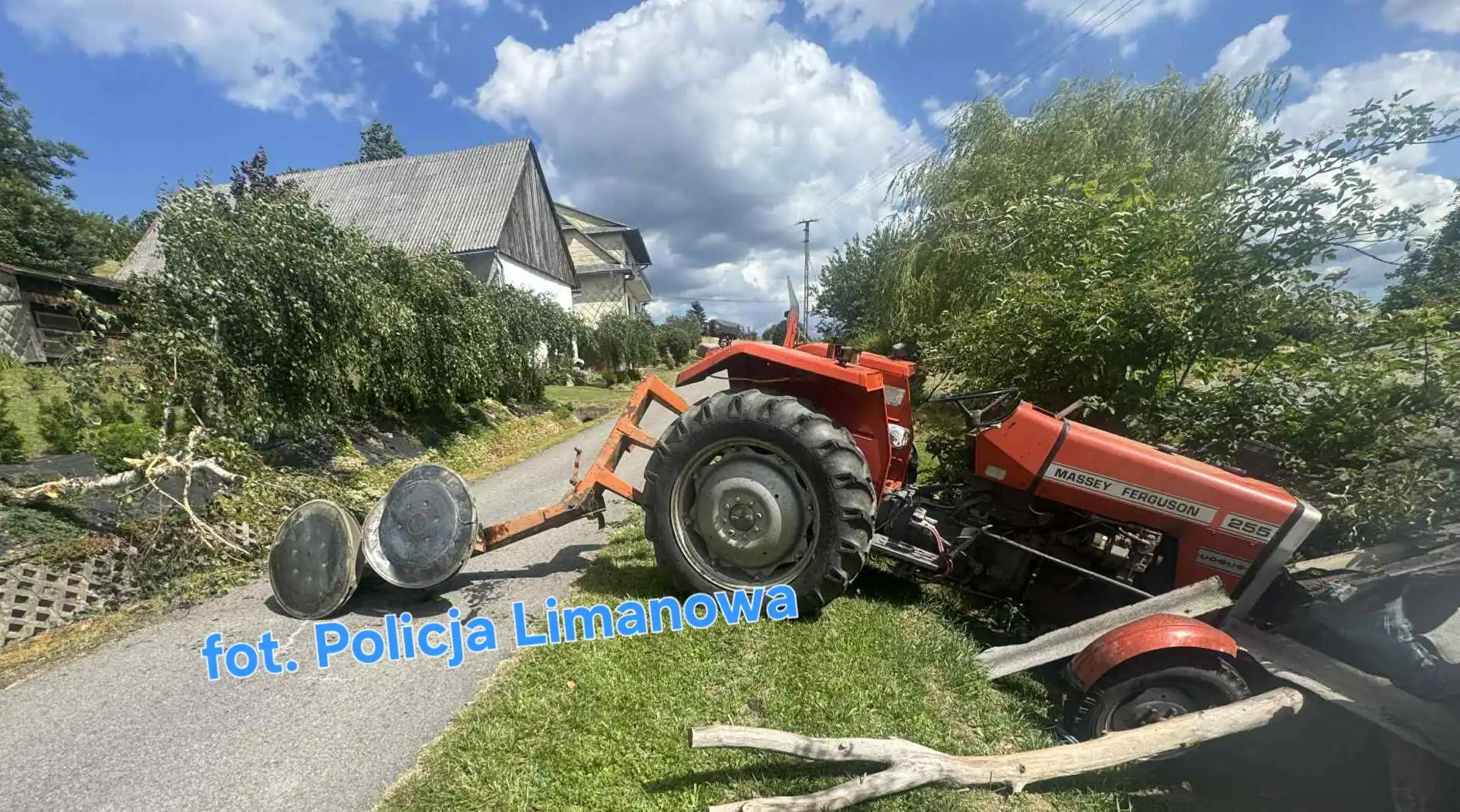 8 promili za kierownicą Ursusa! Traktor wjechał w drzewo, drogę i… szopę!