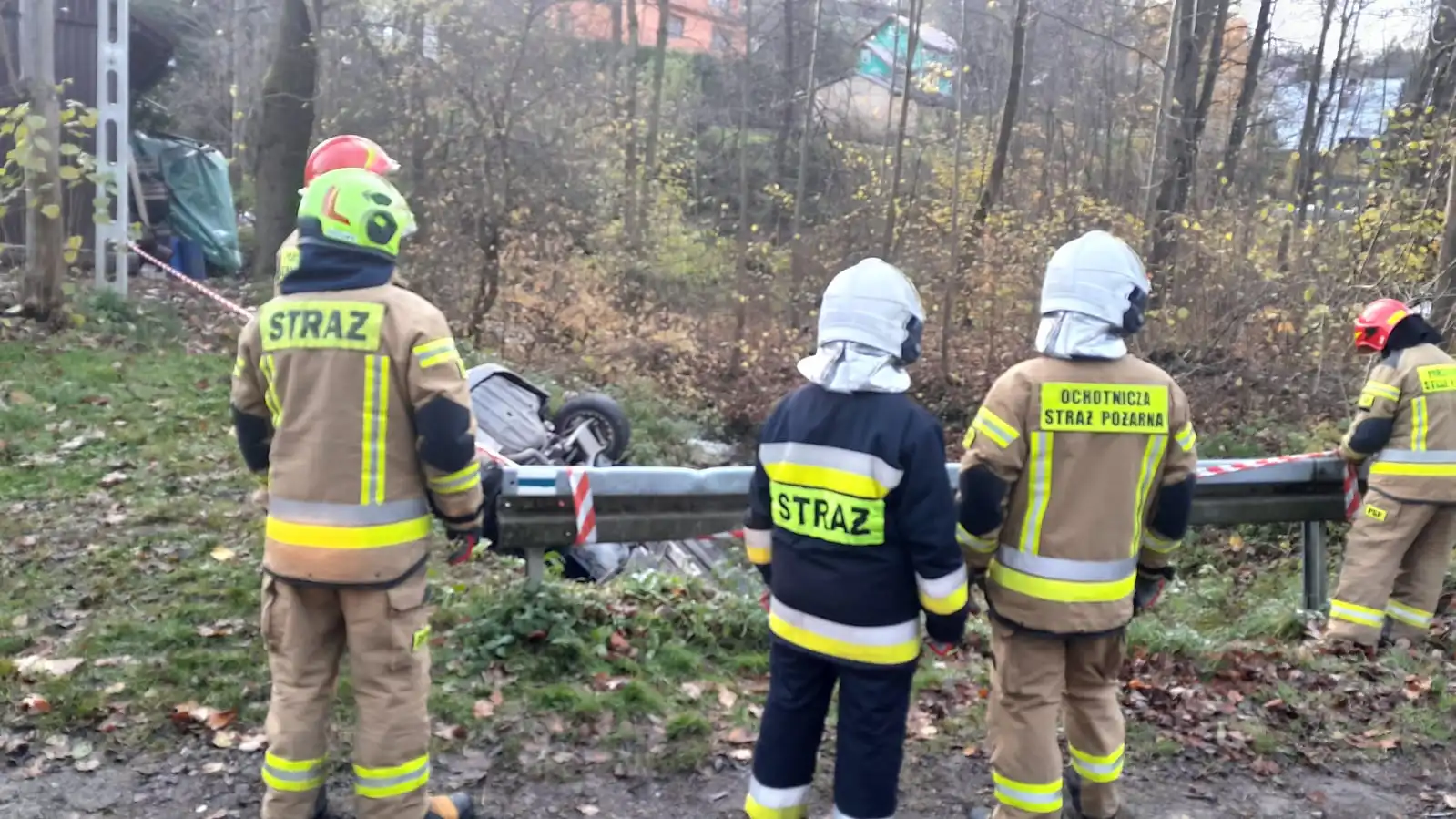 W Nawojowej samochód osobowy zjechał z drogi i dachował