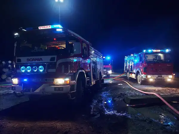 Pożar tartaku w Mszanie Dolnej. Budynek niemal doszczętnie spłonął