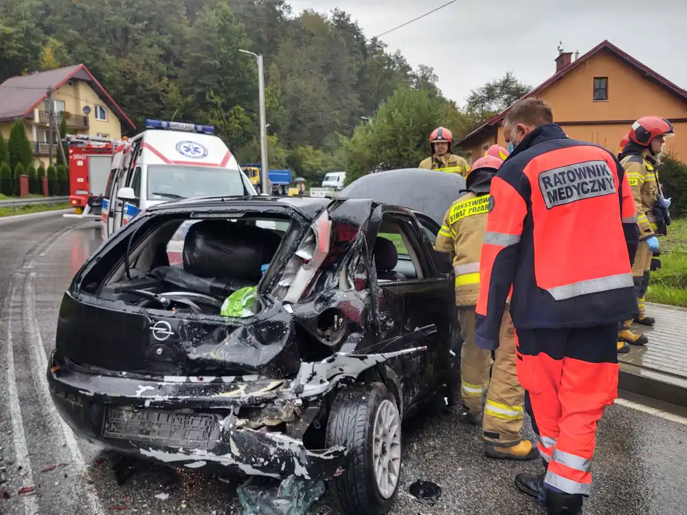 Wypadek w Nowym Sączu. Samochód osobowy zderzył się z ciężarówką