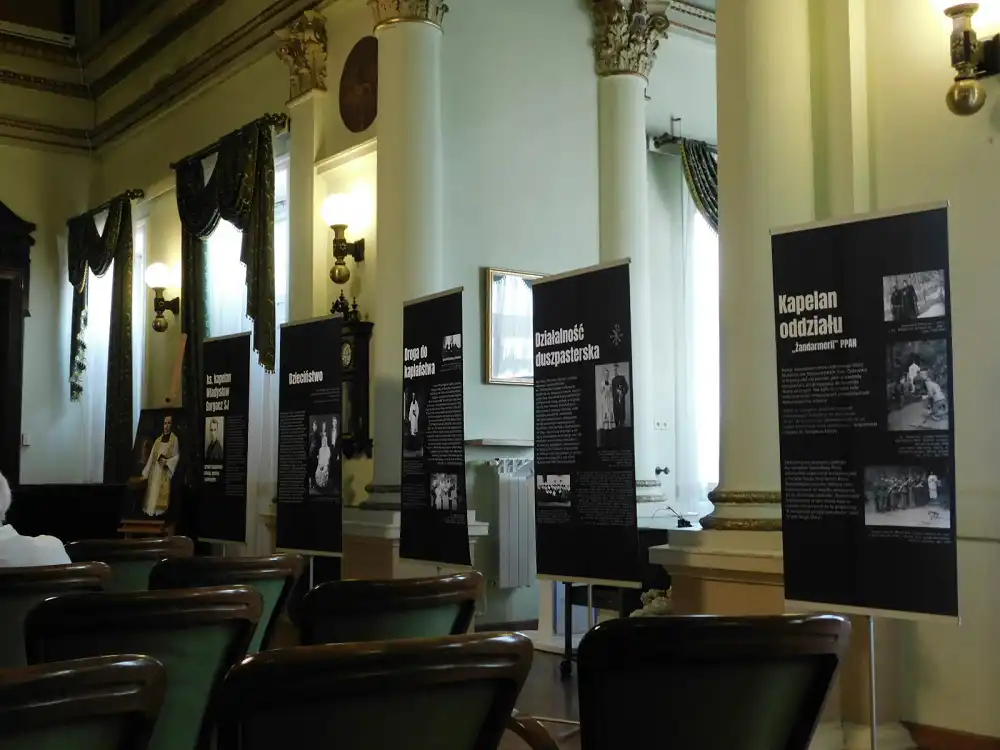 W ratuszu otwarto wystawę zatytułowaną „Ks. kapelan Władysław Gurgacz SJ”