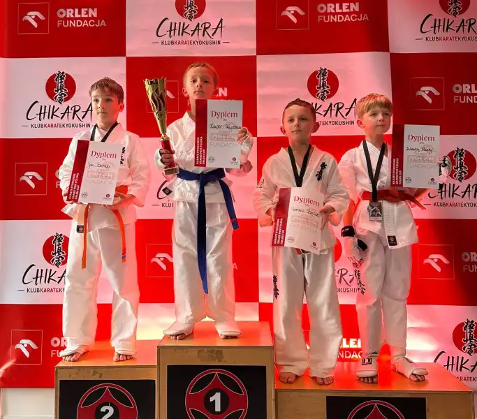 Dziewięć medali i drużynowe srebro. Sukces zawodników Limanowskiego Klubu Kyokushin Karate w Kielcach