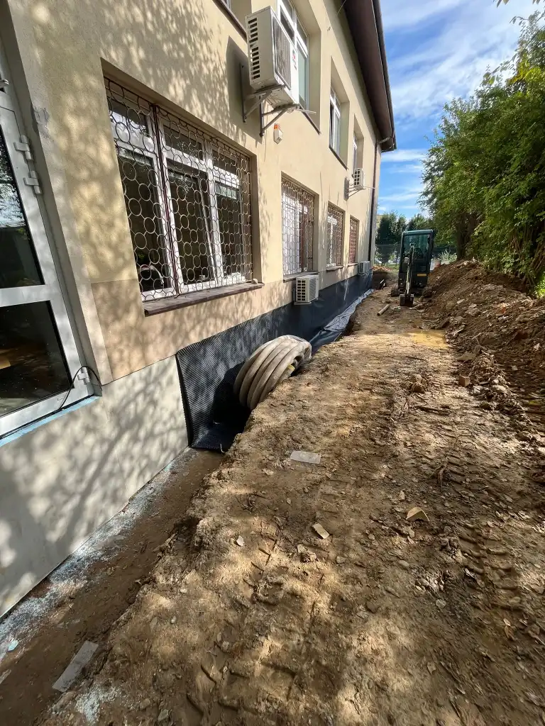 Gorlice: Trwa modernizacja budynku przy ul. Słonecznej 7