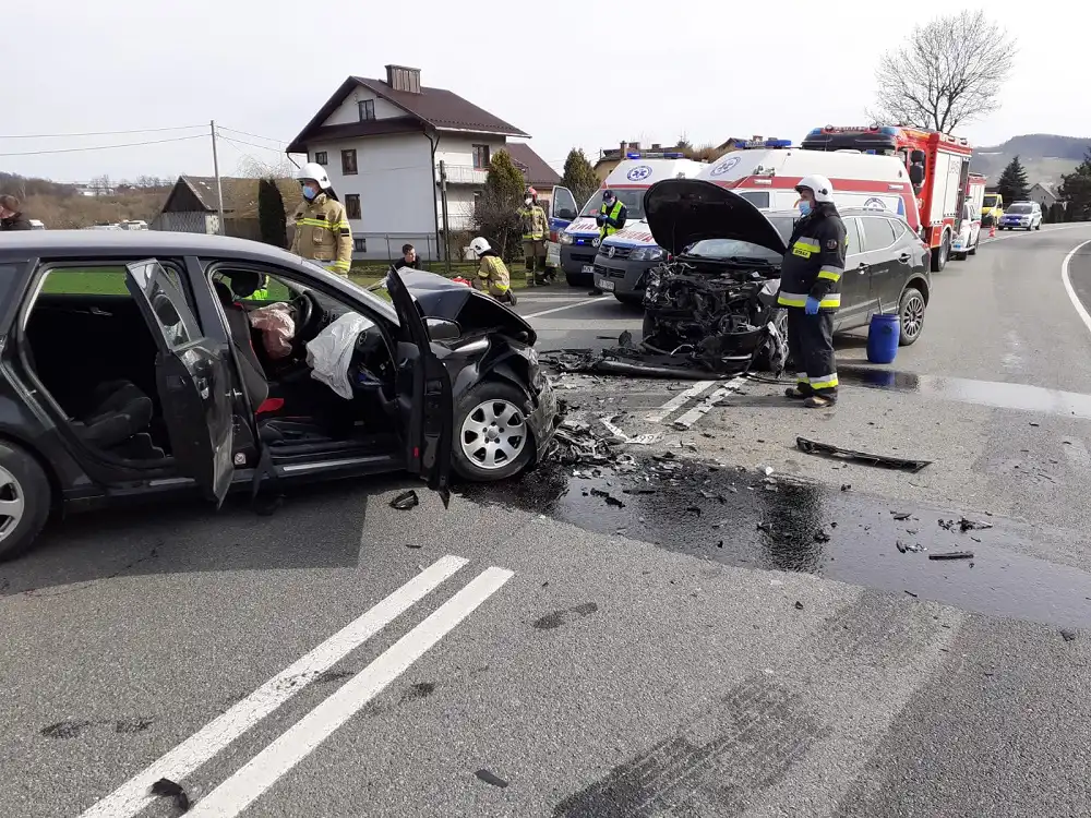 Wypadek w Łososinie Dolnej. Sześć osób poszkodowanych. Na miejsce wezwano śmigłowiec LPR
