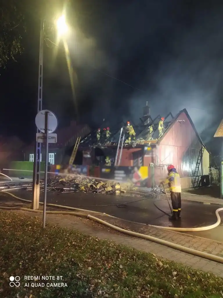 Pożar domu na ulicy Szarych Szeregów w Nowym Sączu. Ogień strawił cały dach i poddasze budynku