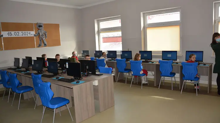 W szkołach w Chełmcu i Krasnym Potockim otwarto dwie nowe pracownie komputerowe