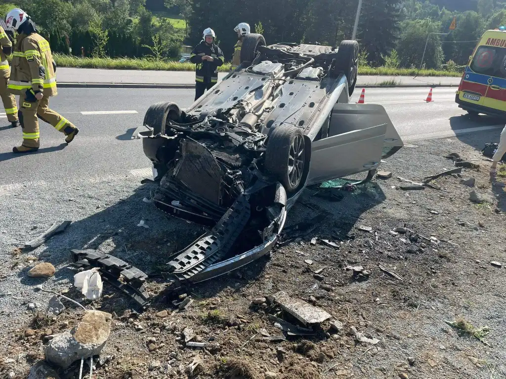 Mija pierwszy miesiąc wakacji. Strażacy prowadzili działania ratownicze na drogach oraz gasili pożary budynków