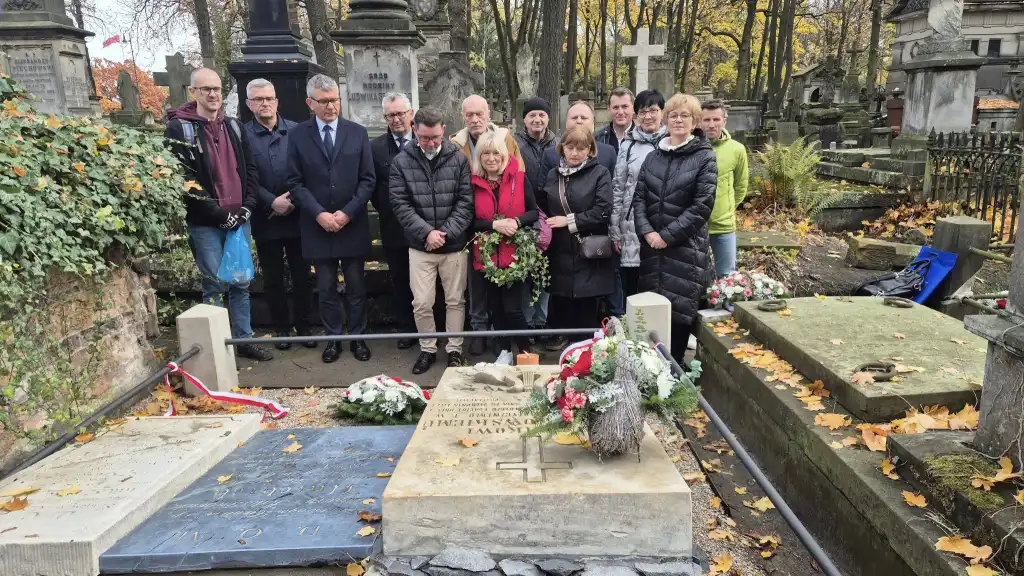 Korzenie kształtują człowieka. Stary Sącz upamiętnił swojego artystę