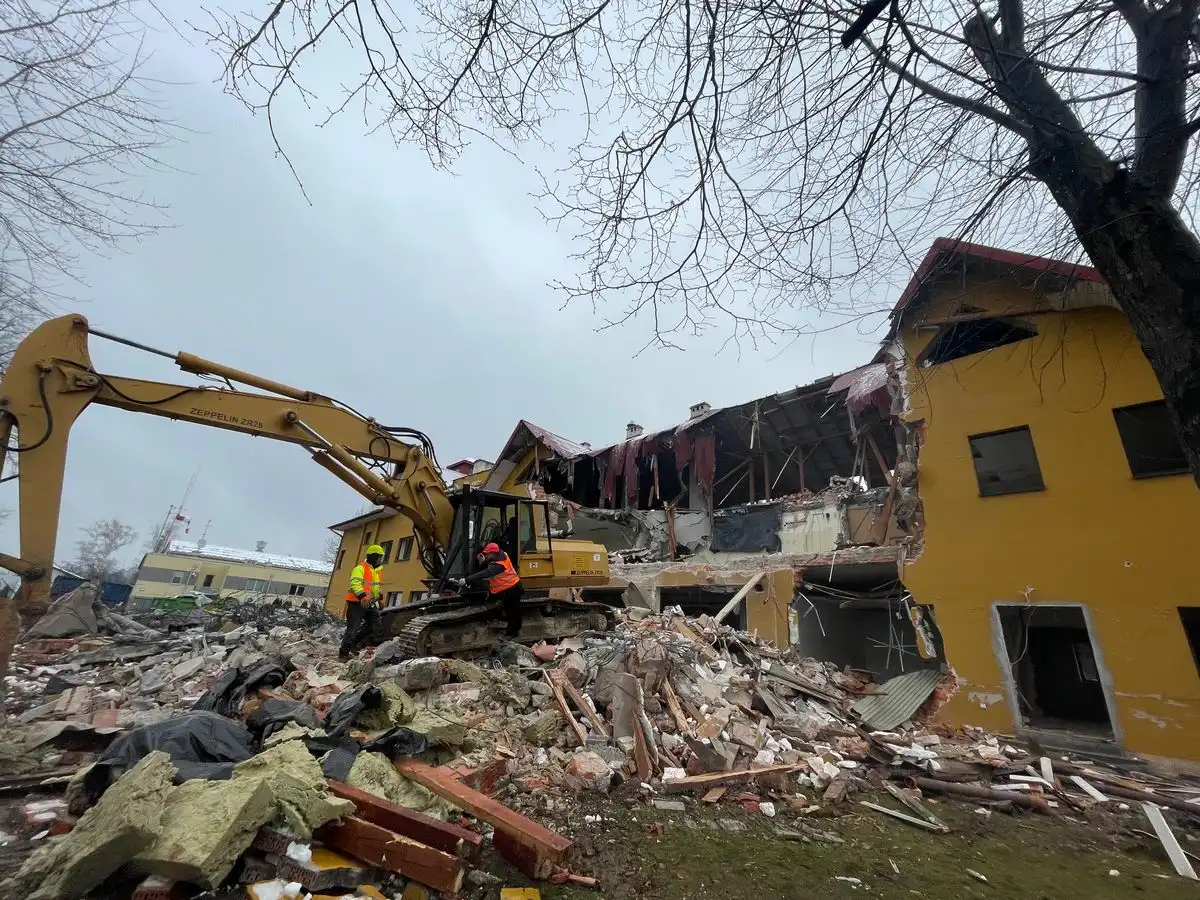 Trwa rozbiórka budynku JRG nr 2 w Nowym Sączu