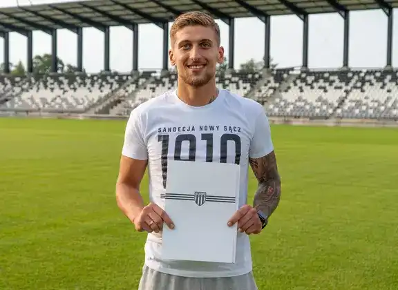 24 - letni pomocnik dołącza do "Sączersów"
