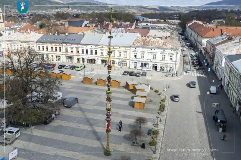 Wielkanocna tradycja w Nowym Sączu. Gigantyczna palma ozdobiła rynek