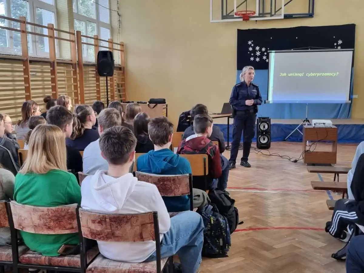 Dzielnicowi z powiatu gorlickiego edukują młodzież o zagrożeniach w sieci