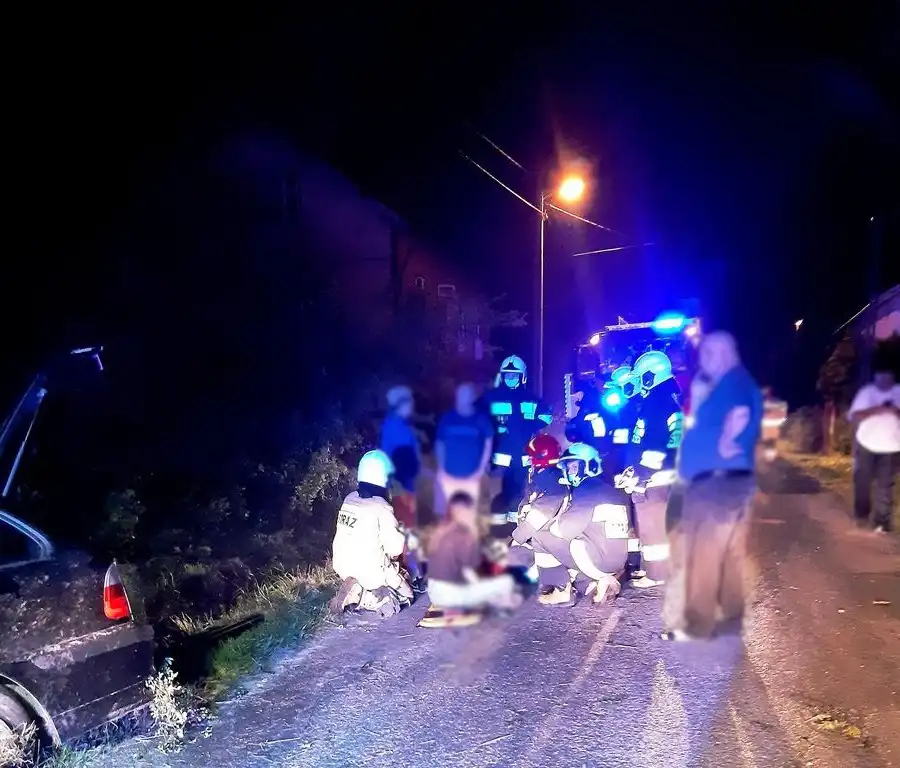 W Muszynie osobówka wypadła z drogi. 3 osoby poszkodowane