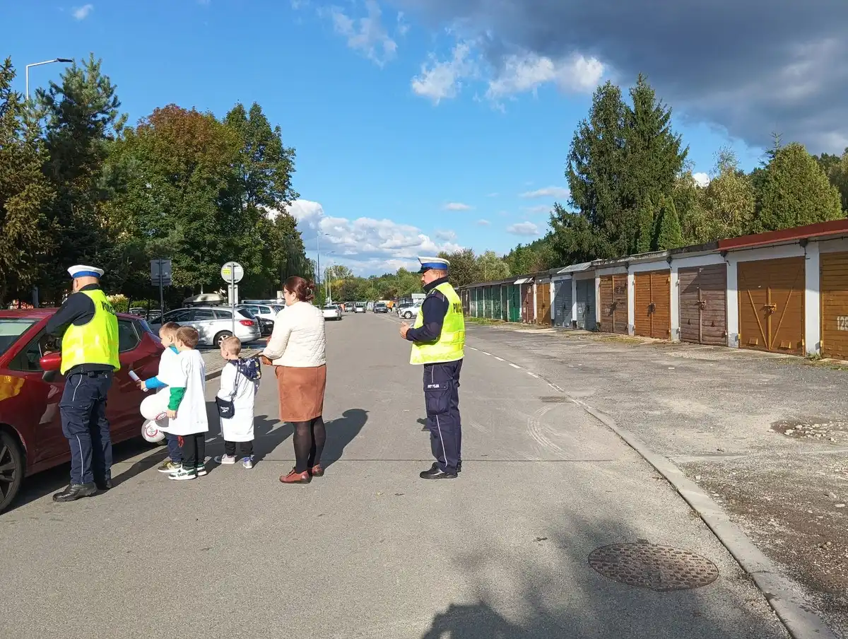 Policja i dzieci edukują kierowców. Alkohol za kierownicą grozi konsekwencjami