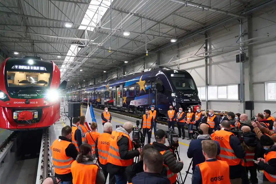 Dwa nowoczesne pociągi Newagu w Warszawie. Zasilą tabor Szybkiej Kolei Miejskiej
