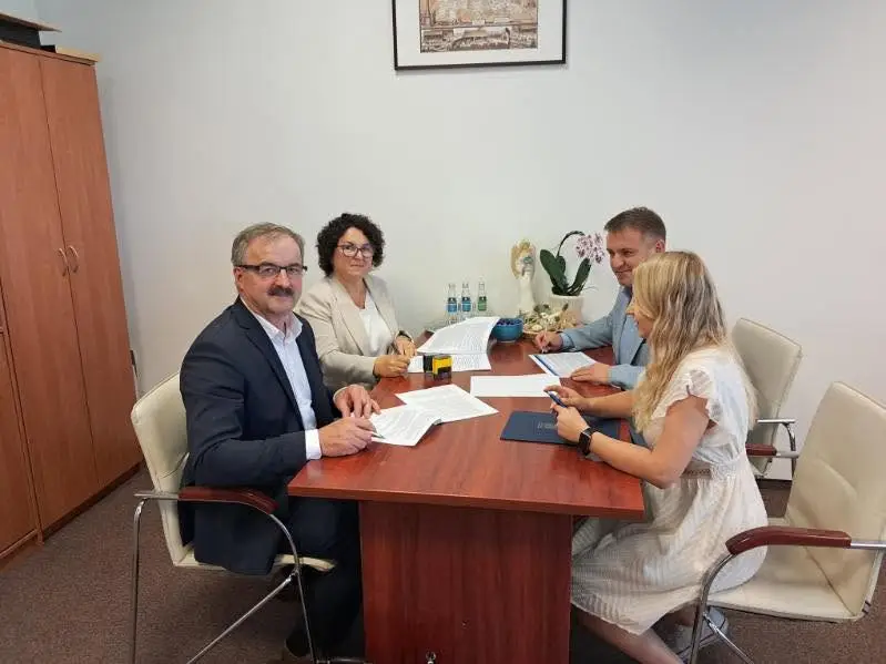Ponad 2 mln zł na rozbudowę budynku wiejskiego w Wójtowej. Podpisano umowę