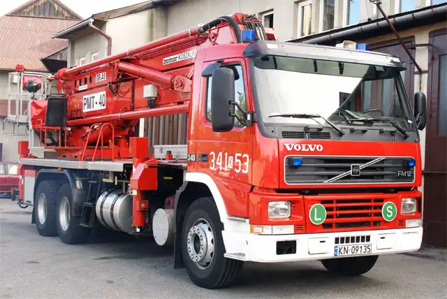 Akcja na wysokości. Strażacy ewakuowali mężczyznę z uszkodzonego podnośnika hydraulicznego