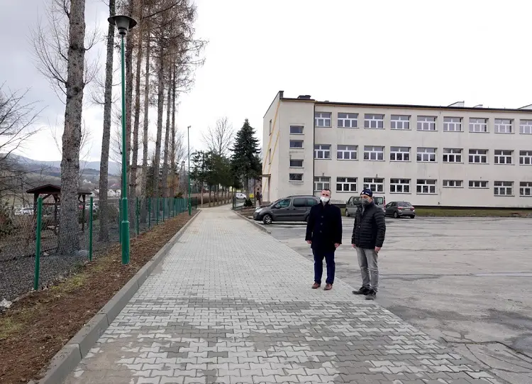 Zakończył się remont wjazdu na teren Zespołu Szkół Ponadpodstawowych w Nawojowej